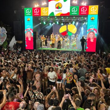 Daniela Mercury transforma ensaio do Olodum em aquecimento para o Carnaval
