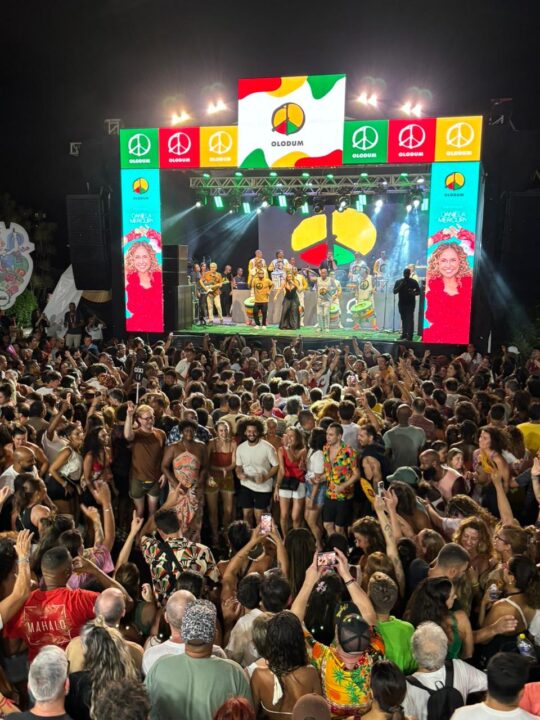 Daniela Mercury transforma ensaio do Olodum em aquecimento para o Carnaval
