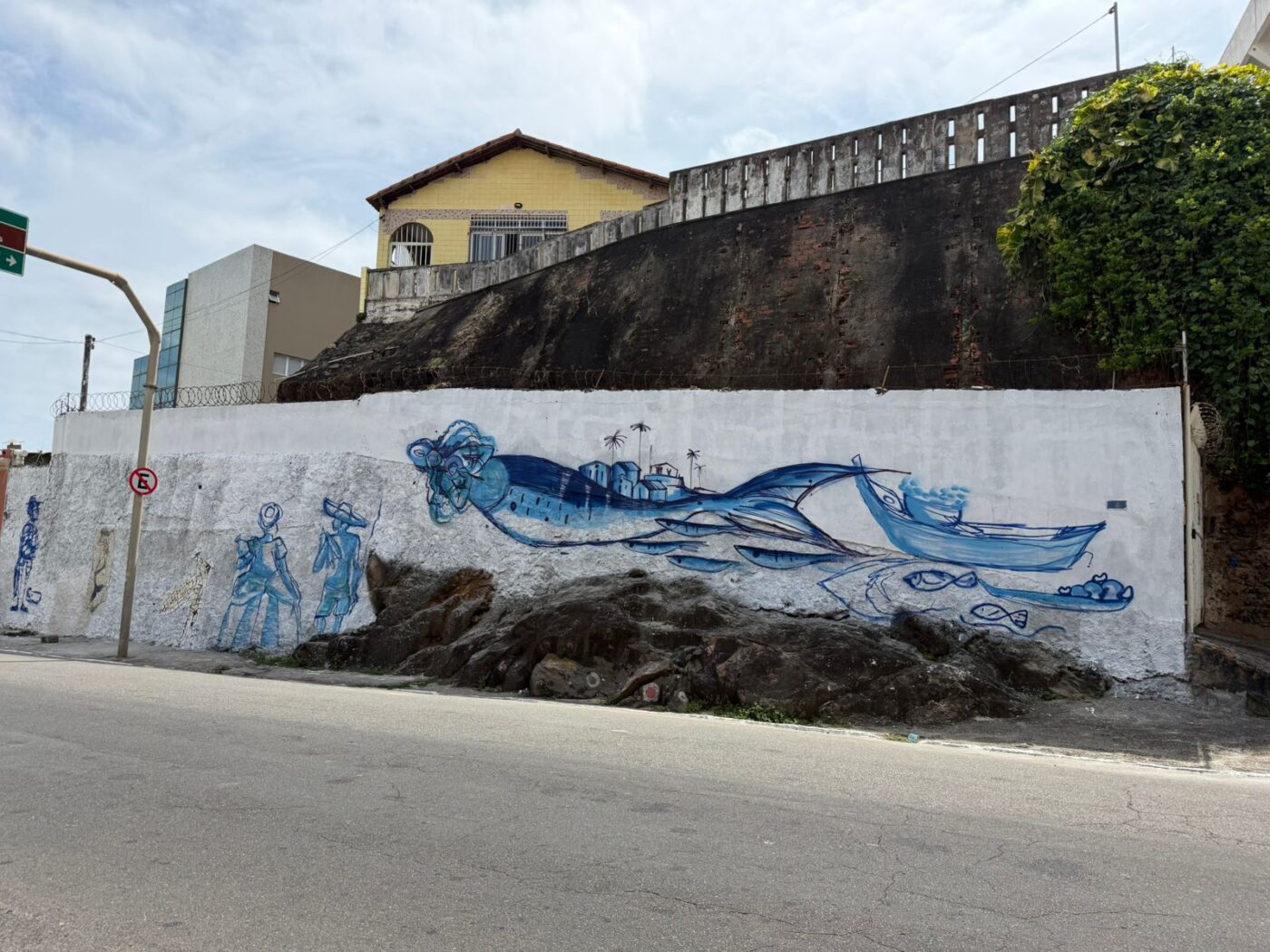 Paredão da Praia da Paciência ganha mural em homenagem a Iemanjá