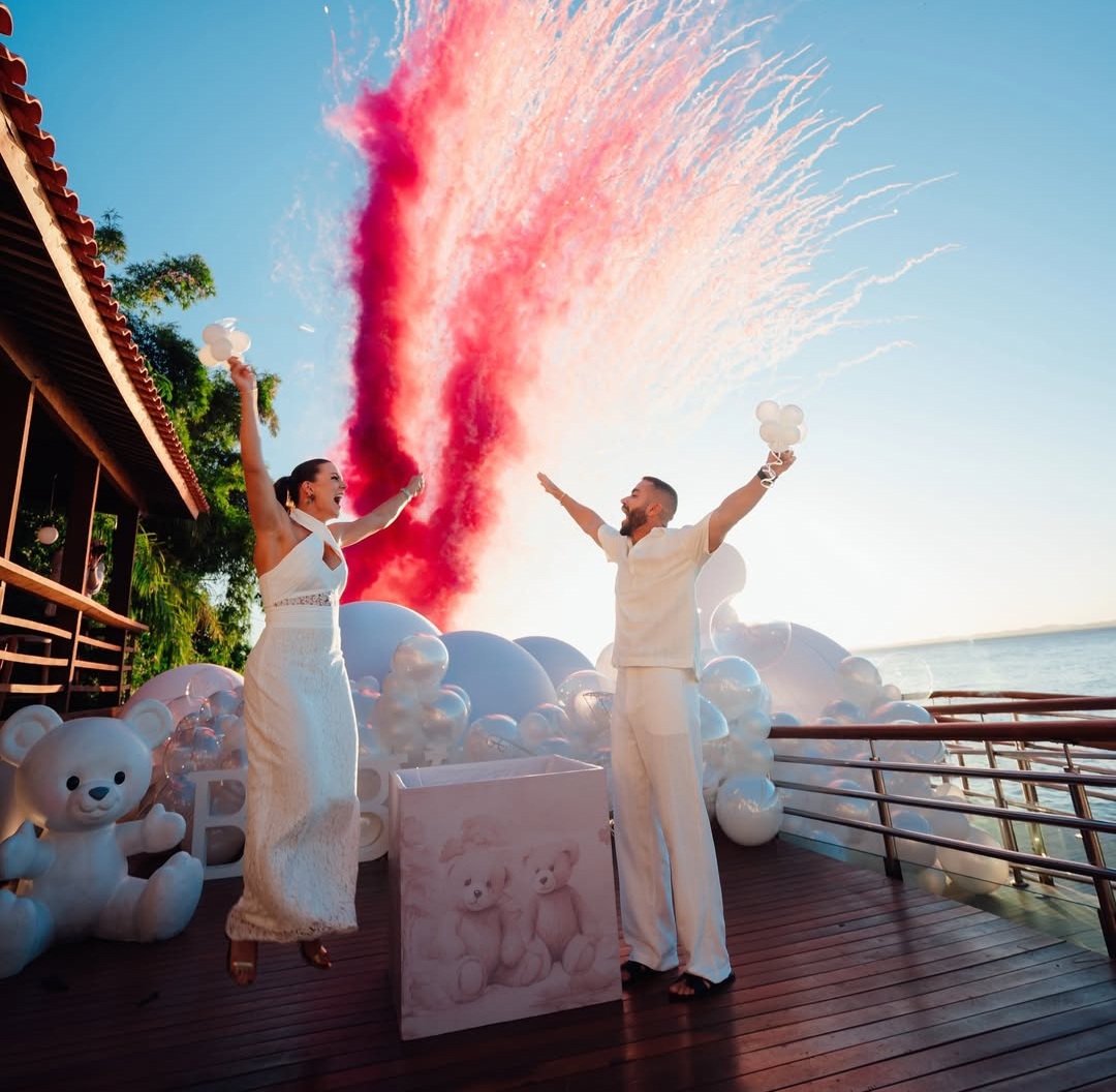 Rafa Marques posta fotos de chá revelação e brinca com Pati Guerra: ‘Nem sabia que conseguia pular tão alto’