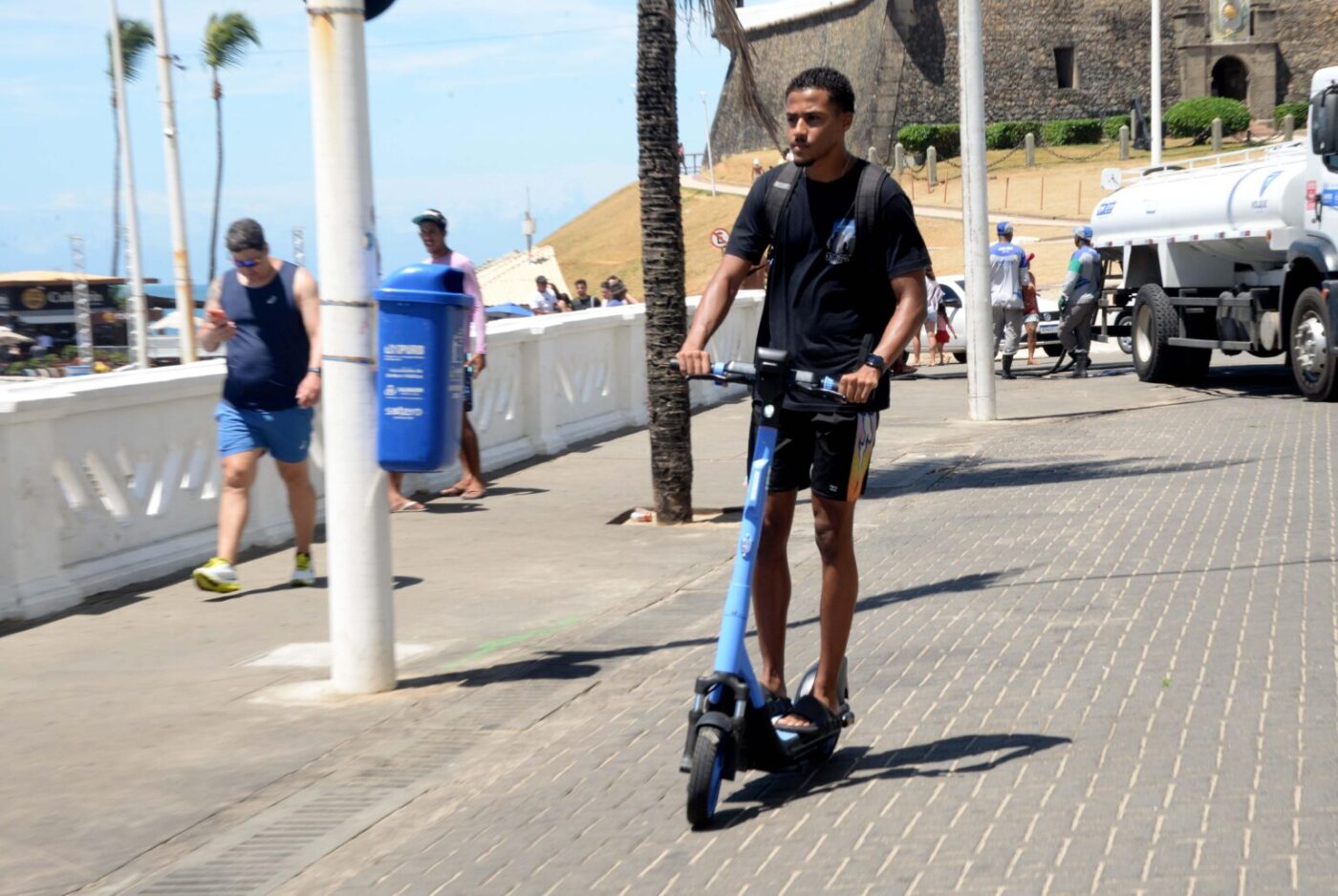 Prefeitura oferece aulas gratuitas de condução segura de patinetes aos domingos