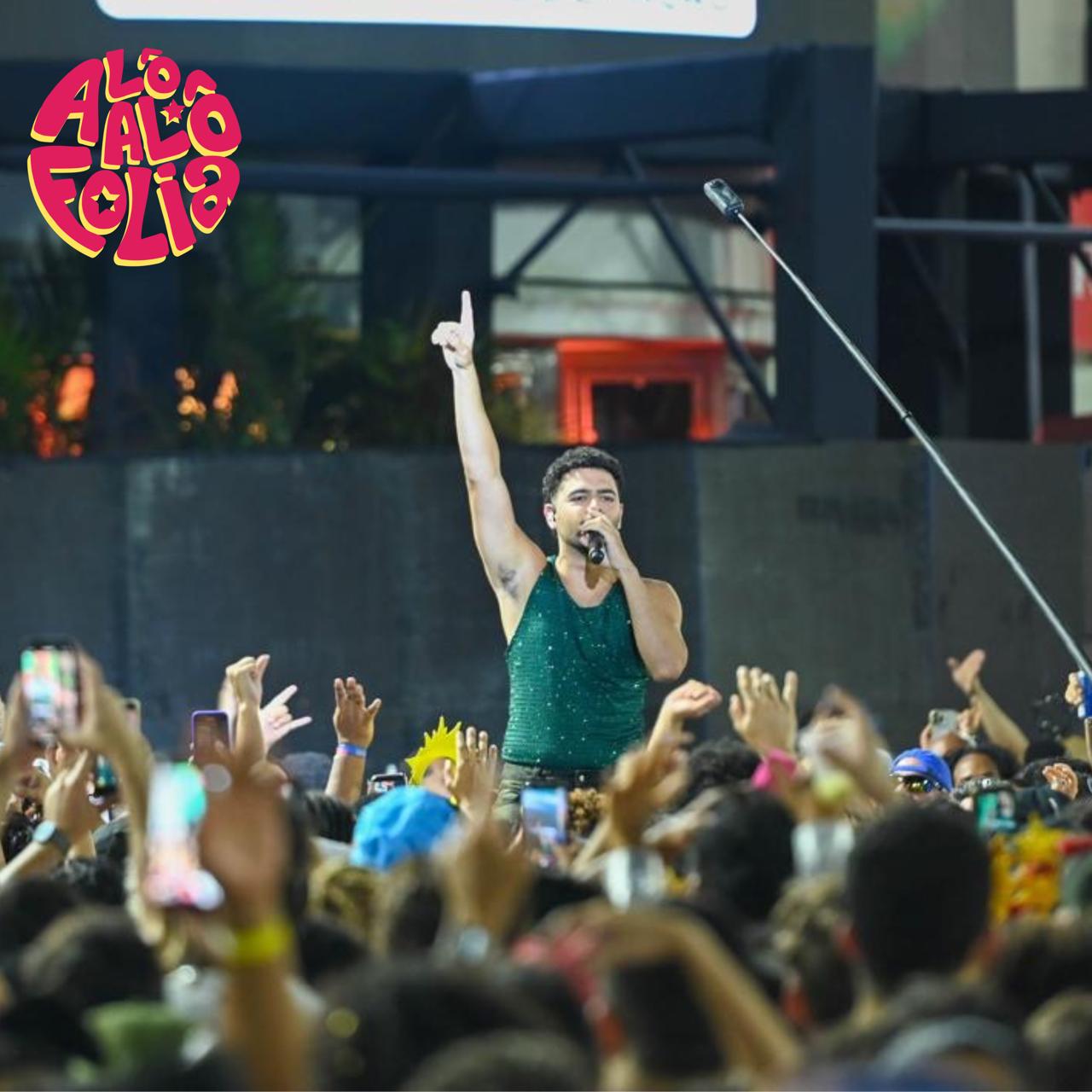 Pedro Sampaio chega de jet ski ao Farol da Barra e abre programação da Torre Beats