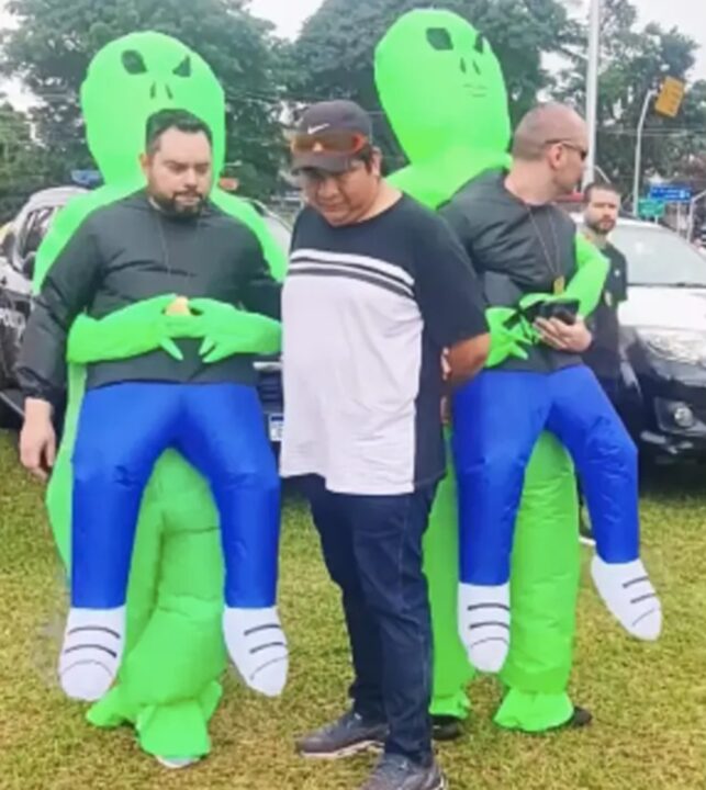 Fantasiados de ETs, policiais prendem suspeitos de vender bebida adulterada em pré-Carnaval em SP