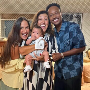 Filho de Carol Peixinho e Thiaguinho rouba a cena no aniversário de Regina Casé