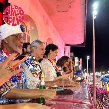 Caetano Veloso e Gilberto Gil curtem domingo de Carnaval no Expresso 2222