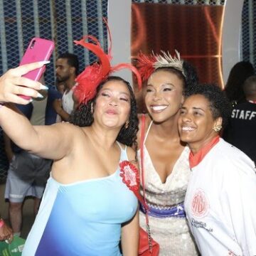 Após expulsão do BBB 26, Sol Vega é tietada na Sapucaí