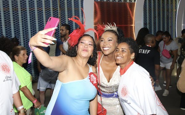 Após expulsão do BBB 26, Sol Vega é tietada na Sapucaí