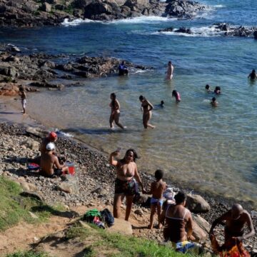 Praias seguem movimentadas e turistas prolongam estadia em Salvador após o Carnaval