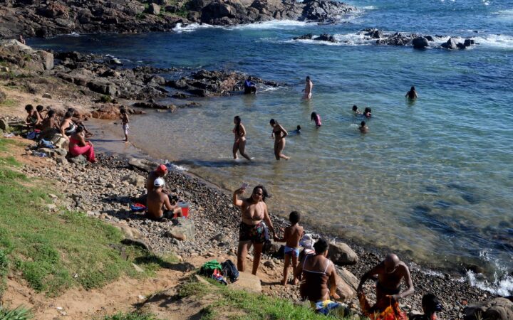 Praias seguem movimentadas e turistas prolongam estadia em Salvador após o Carnaval