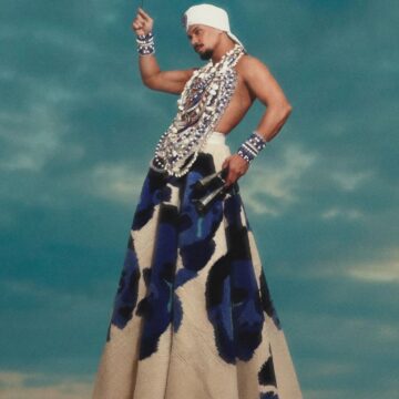 Ex-BBB baiano Vinicius Nascimento homenageia os Filhos de Gandhy no Baile da Vogue; veja fotos