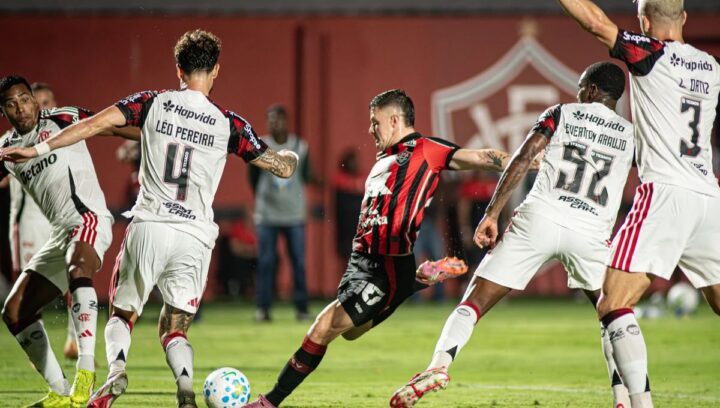 Vitória x Flamengo: Leão perde pênalti, reage no 2º tempo, mas cai no Barradão pelo Brasileirão