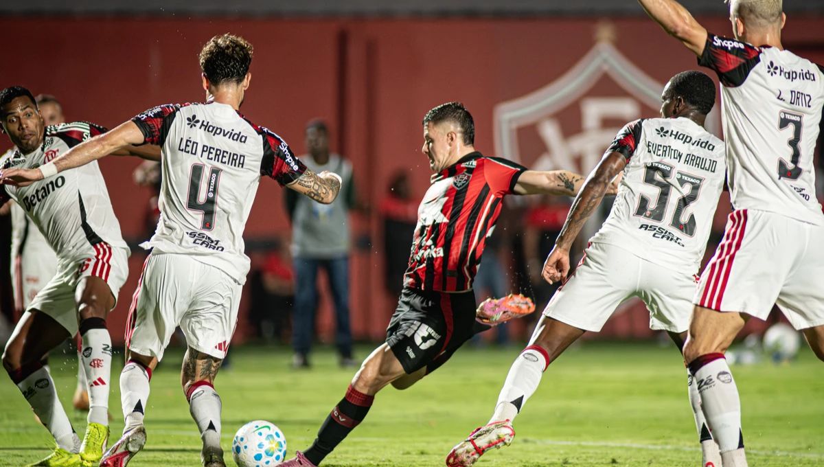 Vitória x Flamengo: Leão perde pênalti, reage no 2º tempo, mas cai no Barradão pelo Brasileirão
