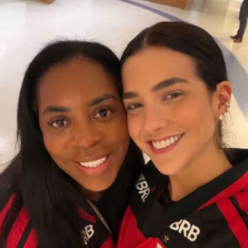 Mãe de Vini Jr. e esposa de Lucas Paquetá posam juntas em jogo do Flamengo no Maracanã