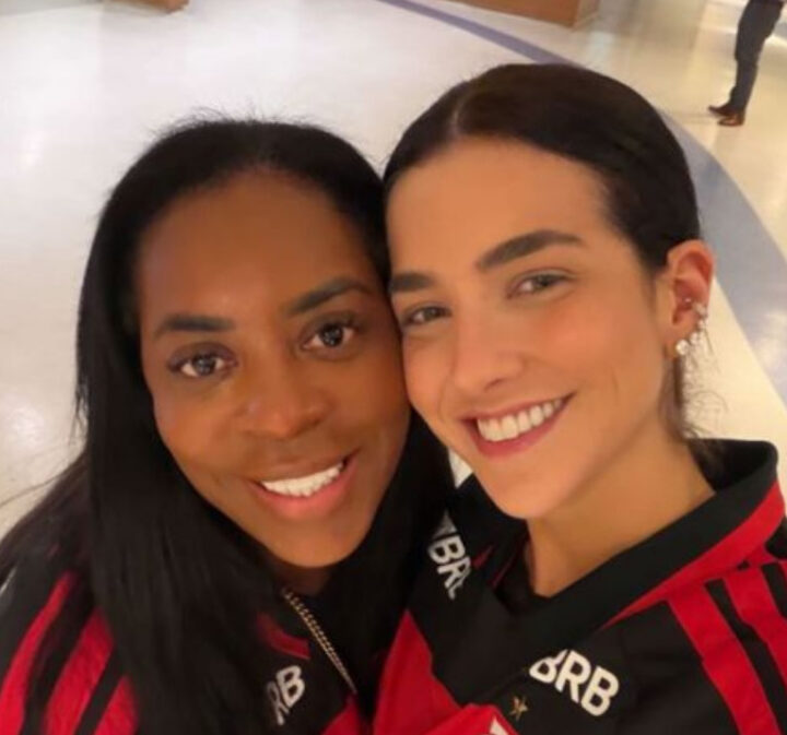 Mãe de Vini Jr. e esposa de Lucas Paquetá posam juntas em jogo do Flamengo no Maracanã