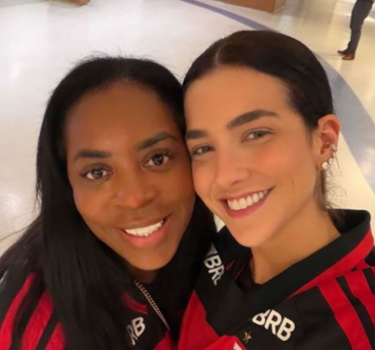 Mãe de Vini Jr. e esposa de Lucas Paquetá posam juntas em jogo do Flamengo no Maracanã