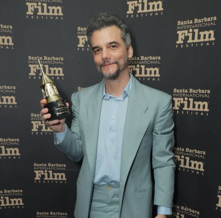 Wagner Moura surge em clique raro ao lado do filho caçula após homenagem na Califórnia