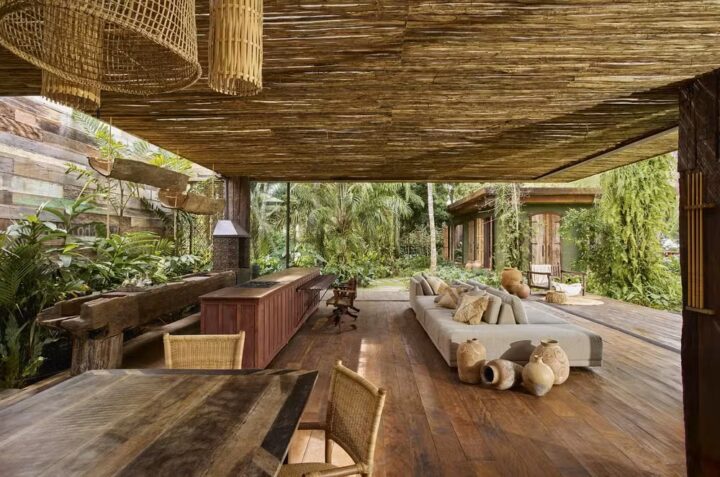 Em Trancoso, casa sensorial de vidro e madeira chama atenção de publicação nacional