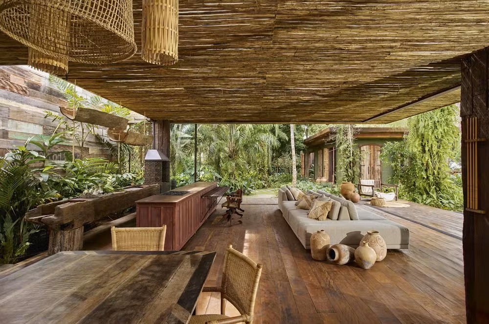 Em Trancoso, casa sensorial de vidro e madeira chama atenção de publicação nacional