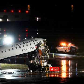 Colisão entre avião e caminhão nos Estados Unidos mata piloto e copiloto