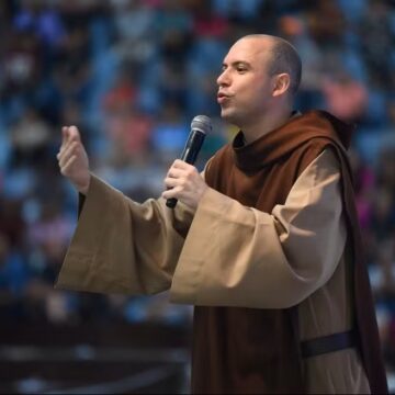 Após reunir 100 mil pessoas em Salvador, Frei Gilson é indicado à maior honraria do parlamento baiano