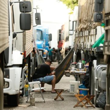 Governo anuncia medidas para evitar greve dos caminhoneiros em meio à alta de combustíveis