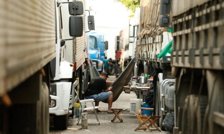 Governo anuncia medidas para evitar greve dos caminhoneiros em meio à alta de combustíveis