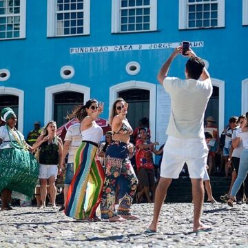 Carnaval impulsiona turismo e Bahia registra alta de 22,4% na chegada de estrangeiros