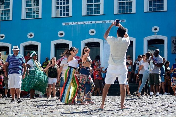 Carnaval impulsiona turismo e Bahia registra alta de 22,4% na chegada de estrangeiros