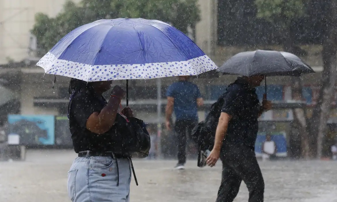 Semana começa com alerta de perigo para chuvas na Bahia e em mais 16 estados
