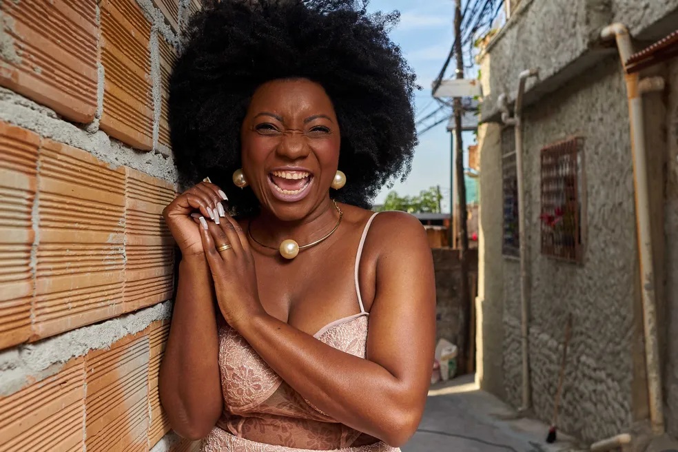 “Estado gravíssimo”: Cantora de samba Adriana Araújo entra em coma após aneurisma cerebral