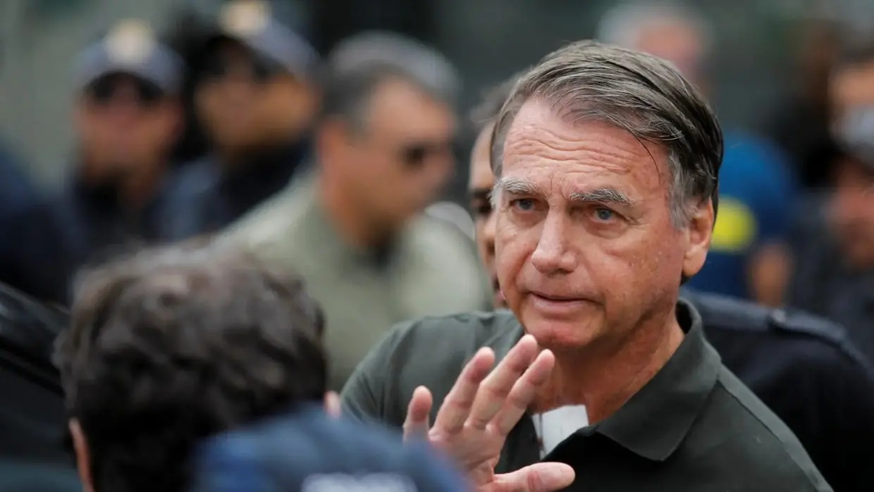 Após duas semanas internado, Bolsonaro deixa hospital e cumpre domiciliar com visitas restritas e tornozeleira por 90 dias