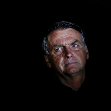 Após piora na função renal, Jair Bolsonaro está estável e se alimenta com dieta pastosa