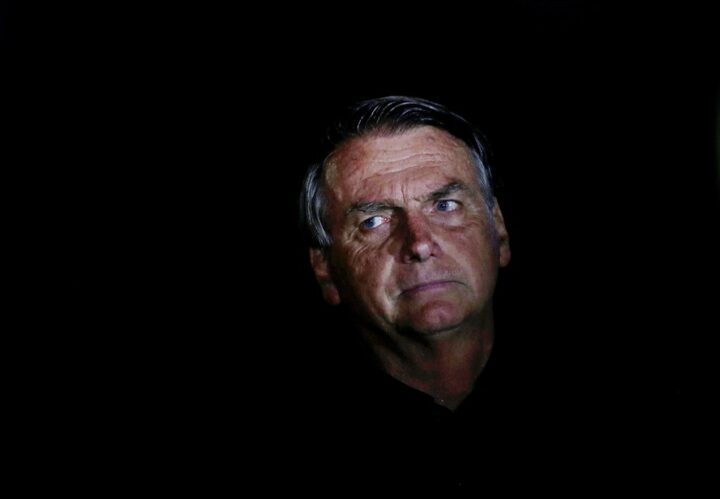Após piora na função renal, Jair Bolsonaro está estável e se alimenta com dieta pastosa