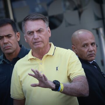 Jair Bolsonaro segue estável e sem previsão de alta, informa boletim médico