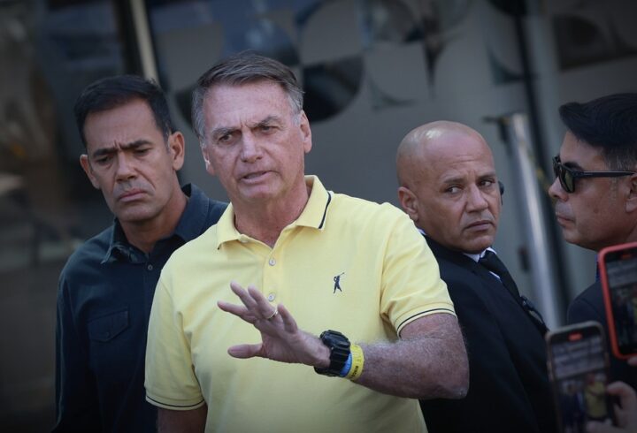 Jair Bolsonaro segue estável e sem previsão de alta, informa boletim médico