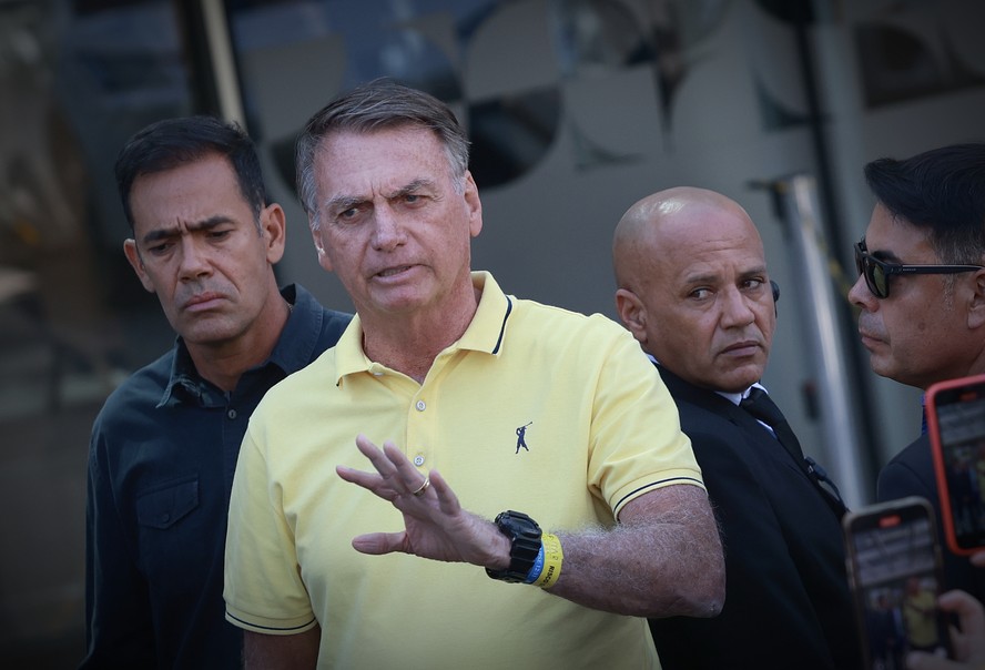 Jair Bolsonaro segue estável e sem previsão de alta, informa boletim médico