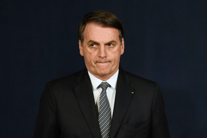 Jair Bolsonaro receberá estímulo elétrico craniano para tratar crise de soluços, ansiedade e depressão