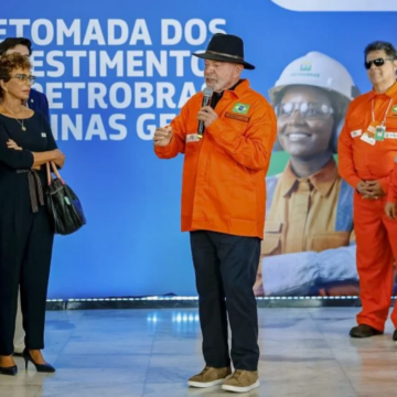 Lula diz que Petrobras vai recomprar refinaria na Bahia: “Pode demorar, mas vamos”