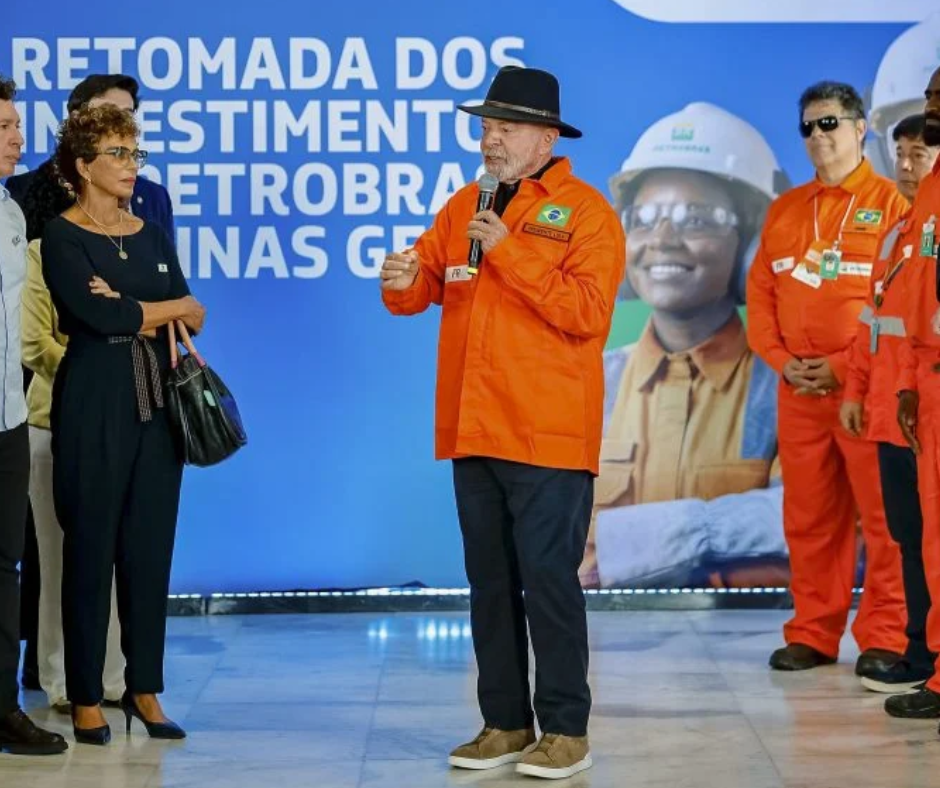 Lula diz que Petrobras vai recomprar refinaria na Bahia: “Pode demorar, mas vamos”