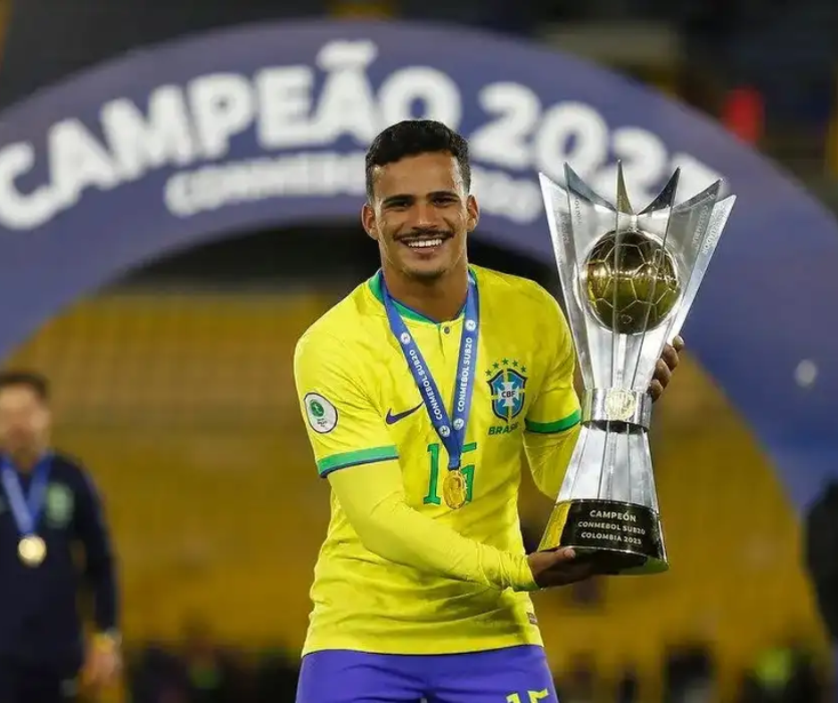 Lateral Kaiki é convocado por Ancelotti após corte de Alex Sandro na seleção