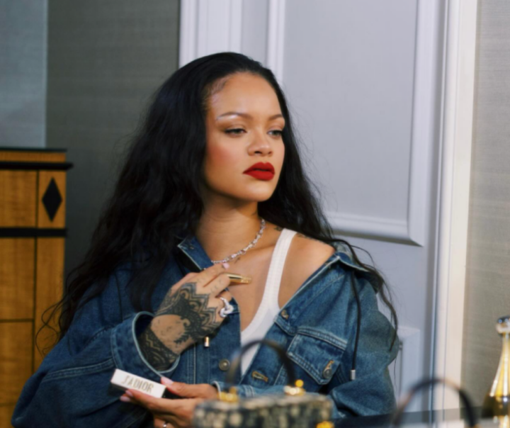 Rihanna descreve momento em que tiros atingiram sua mansão em Los Angeles