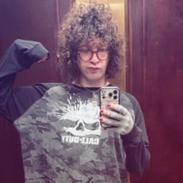 Filho de Mick Jagger e Luciana Gimenez marca presença no Lollapalooza com unhas vermelhas