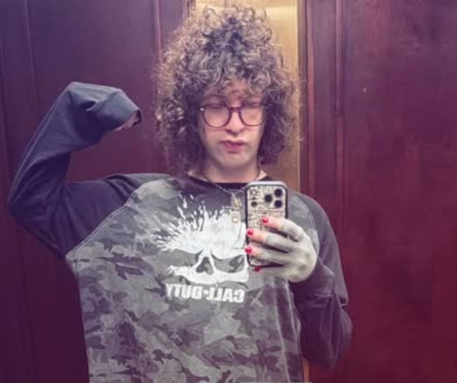 Filho de Mick Jagger e Luciana Gimenez marca presença no Lollapalooza com unhas vermelhas