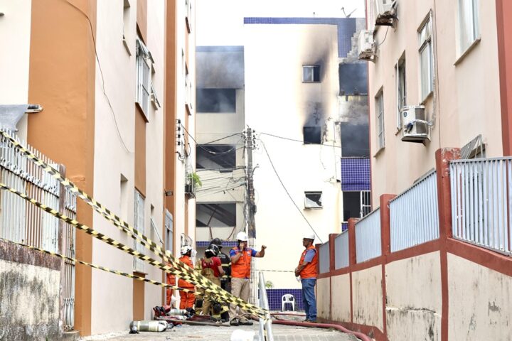 Prédio no Stiep tem andares comprometidos após explosão; Defesa Civil realiza nova análise