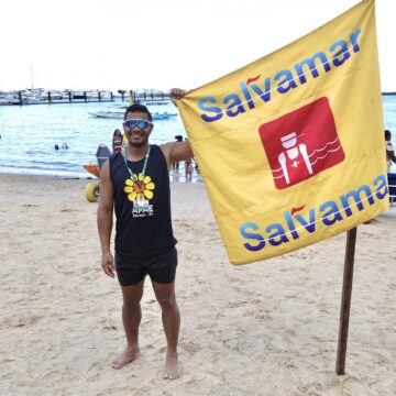 Projeto garante banho de mar assistido para pessoas com deficiência em Salvador