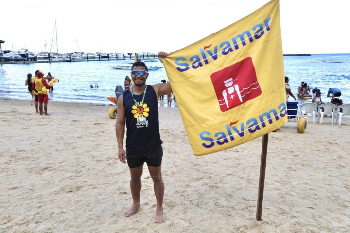 Projeto garante banho de mar assistido para pessoas com deficiência em Salvador