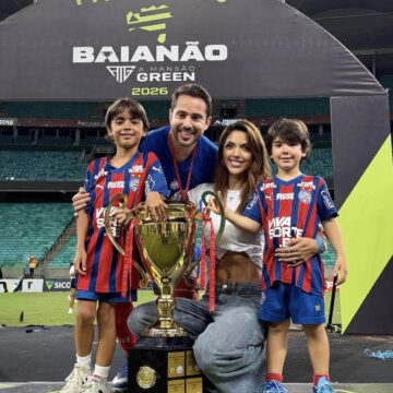 Everton Ribeiro celebra título do Bahia ao lado da família após vitória no Ba-Vi