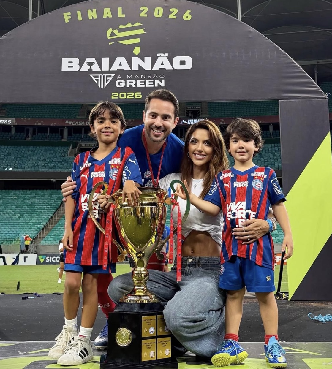 Everton Ribeiro celebra título do Bahia ao lado da família após vitória no Ba-Vi