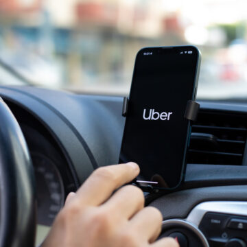 Uber é condenada e terá que indenizar passageira vítima de intolerância religiosa