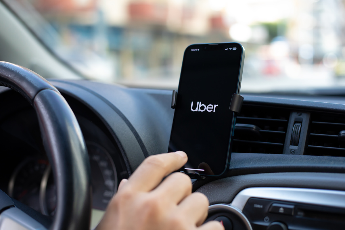 Uber é condenada e terá que indenizar passageira vítima de intolerância religiosa